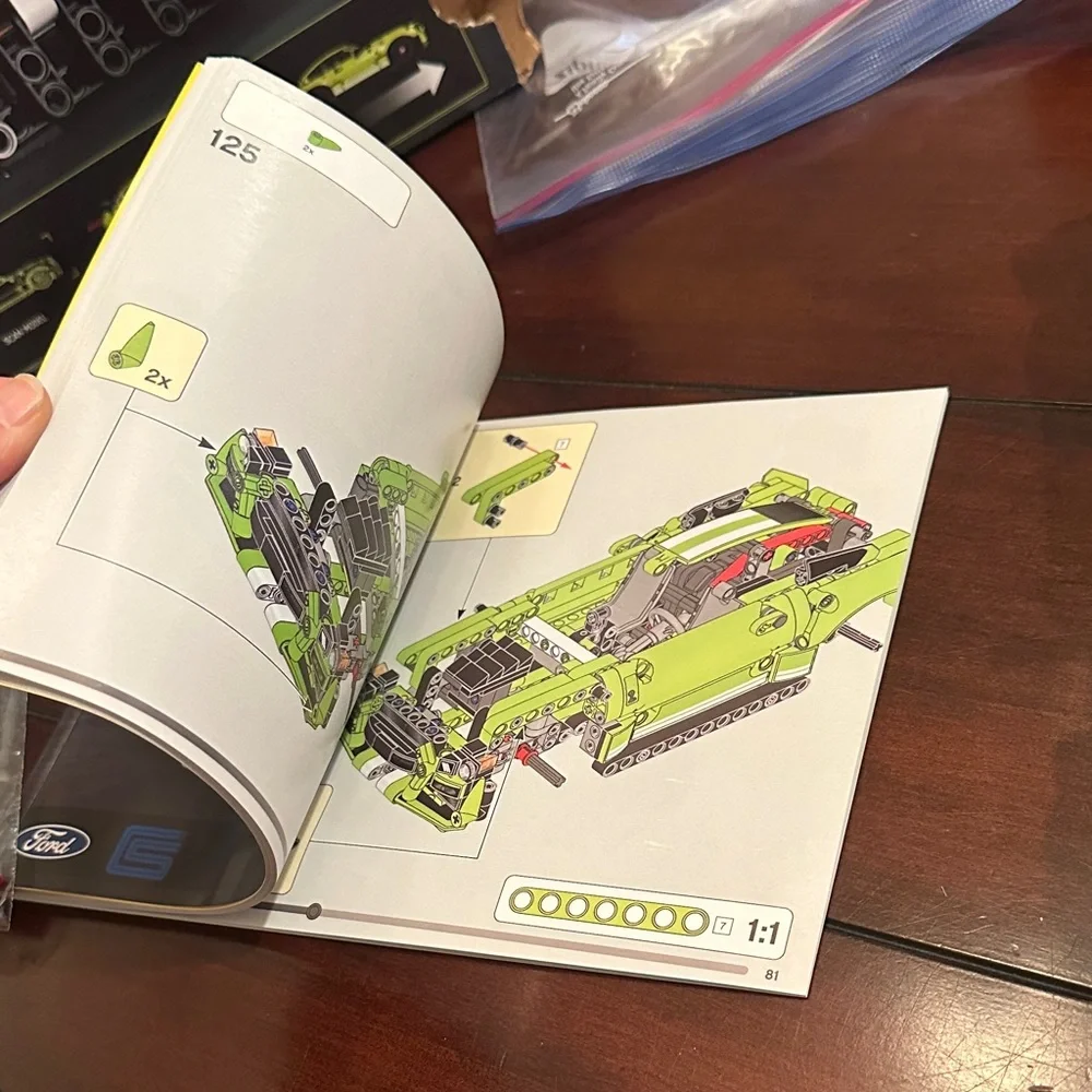 LEGO Technic Ford Mustang Shelby GT500 Set # 42138 - Picture 13 of 14